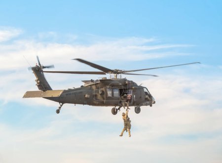 Téléchargez les photos : Bucarest, Roumanie - 25 août 2023 : hélicoptère militaire américain. Combat l'armée de l'air américaine. Exercice de sauvetage. - en image libre de droit