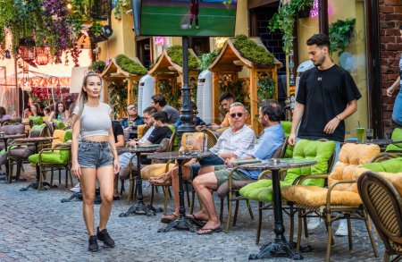 Téléchargez les photos : Bucarest, Roumanie - 17 août 2023 : Zone piétonne avec restaurants et bars en plein air dans le centre historique de Bucarest. Touristes dans la capitale de la Roumanie. - en image libre de droit