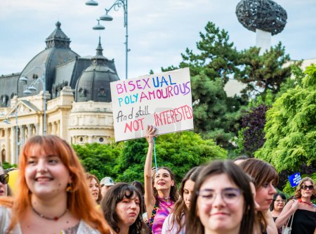 Foto de Bucarest, Rumania - 08.28.2023: Mucha gente asiste al desfile del Orgullo LGBTQ en Bucarest - Imagen libre de derechos