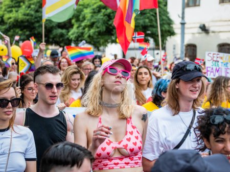 Foto de Bucarest, Rumania - 08.28.2023: Mucha gente asiste al desfile del Orgullo LGBTQ en Bucarest - Imagen libre de derechos