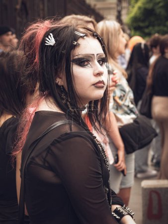Foto de Bucarest, Rumania - 28 de agosto de 2023: Retrato de una joven gótica en Bcharest, Rumania. - Imagen libre de derechos