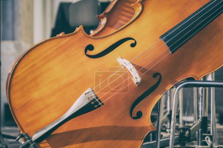 Téléchargez les photos : Violoncelle instrument classique sur une scène vide. Concept de musique classique. - en image libre de droit