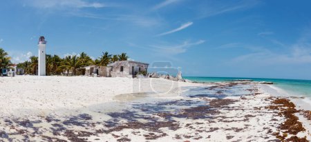 Foto de Luz blanca y ruinas con exuberantes palmeras en la remota playa cabo catoche en holbox mexico con playa de agua turquesa. - Imagen libre de derechos