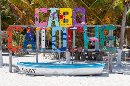 Foto de Cartel de Cabo Catoche con letras coloridas en holbox remoto de playa México. - Imagen libre de derechos