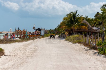Foto de Holbox México 12 04 2023: Tropical Island street paralell to beach. La carretera principal. con taxi en Quintana Roo. - Imagen libre de derechos