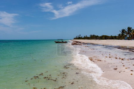 Foto de Holbox México 10 04 2023: Playa remota cabo catoche con embarcación pequeña y agua turquesa. - Imagen libre de derechos