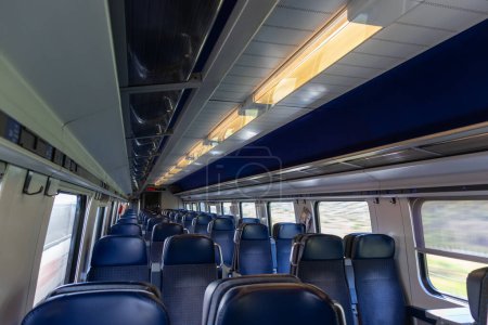 Foto de Berna, Suiza - 5 de abril de 2020: Dentro de un tren vacío en la mañana durante la pandemia de Covid-19 en Suiza, asientos azules en un tren suizo. - Imagen libre de derechos