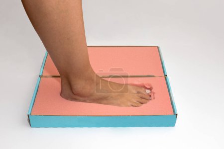 Foto de Getting Orthopedic foam footprints or mold measurement from block to create custom made orthotics or orthopedic insoles - Imagen libre de derechos