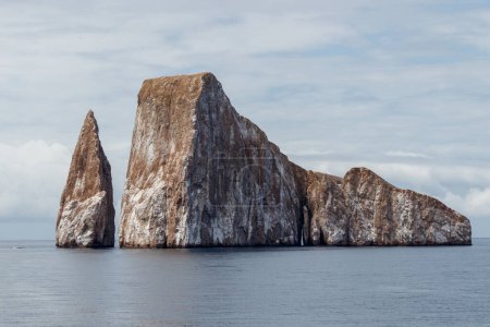 Kicker Rock oder Roca Leon Dormido ragt aus dem Ozean, San Cristobal, Galapagos.