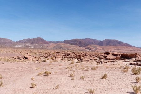Circunferencia de polvo o piedra con montañas de Valle arcoiris o valle del arco iris en el desierto de chile atacama.