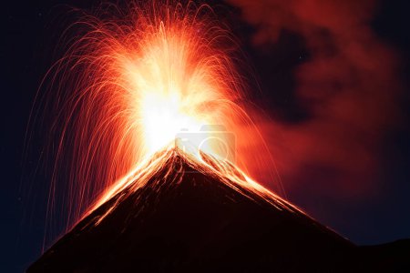 Vulkan fuego ausbrechend mit einer Feuerexplosion aus orangefarbener Lava oder Magma in der Nacht mit langer Belichtung in Guatemala von acatenango aus gesehen.