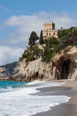 Finale ligure san donato bay y castelletto con olas estrellándose en la playa, italia.