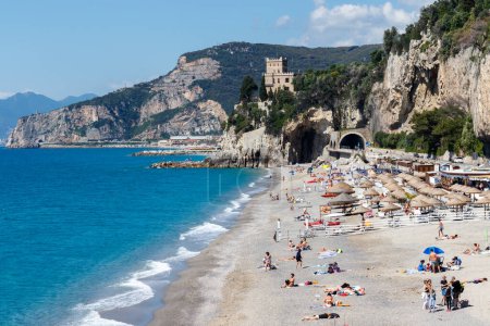 Foto de Finale ligure, italia, 17.05.2024: Vista de la playa de San Donato Finale Ligure bajo Castelletto a principios de verano. - Imagen libre de derechos
