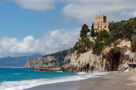 Finale ligure san donato bucht und castelletto mit wellen stürzen auf strand, italien.