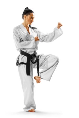 Combatiente profesional de karate femenino aislado sobre fondo blanco