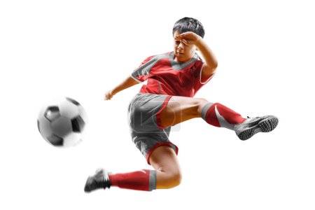 Téléchargez les photos : Enfant footballeur en action isolé sur fond blanc - en image libre de droit