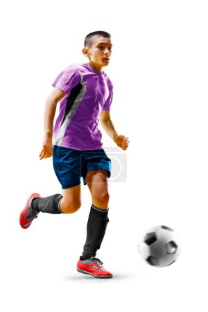 Téléchargez les photos : Enfant footballeur en action isolé sur fond blanc - en image libre de droit