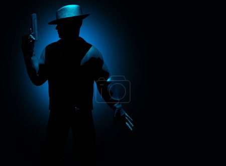 3D Render Noir Illustration eines schattierten Detektivs, der mit Waffe und Hut auf dunkelblauem Hintergrund posiert.