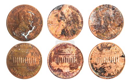 Foto de Foto aislada de viejas monedas americanas gastadas oxidadas de 1 centavo sobre fondo blanco. - Imagen libre de derechos