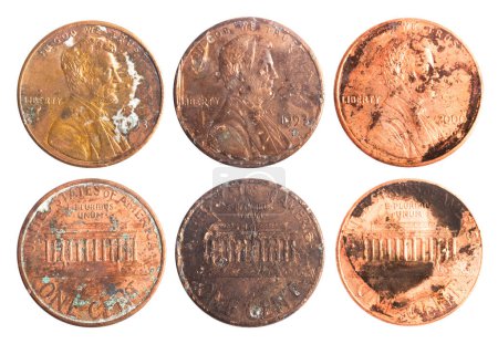 Foto de Foto aislada de viejas monedas americanas gastadas oxidadas de 1 centavo sobre fondo blanco. - Imagen libre de derechos