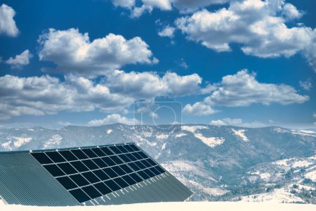 Foto de Paneles solares con las nubes del cielo. paneles solares con reflejo solar. fondo de módulos fotovoltaicos para energías renovables de alta montaña. descarga - Imagen libre de derechos