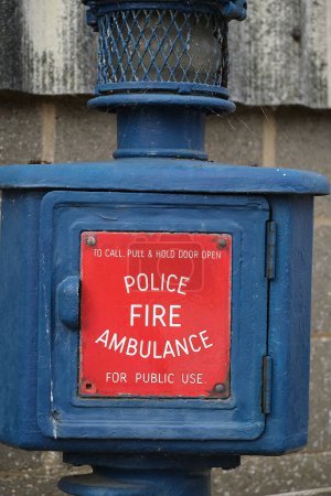 Foto de Santoft, Lincolnshire, UK, Trolley bus museum, 15 de septiembre de 2023. Trolley bus museum 1940's period open day. Los vicios de emergencia llaman al teléfono para bomberos, policía y ambulancia. - Imagen libre de derechos