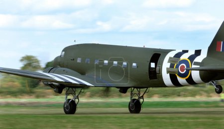 Foto de Victory Show. Leicester, Reino Unido, septiembre de 2023.. Segunda guerra mundial vivo espectáculo de historia y espectáculo aéreo. El Douglas C-47 Skytrain o Dakota es un avión de transporte militar desarrollado a partir del avión civil Douglas DC-3.. - Imagen libre de derechos