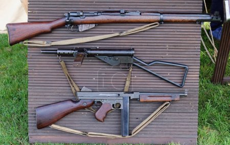 Armas y municiones de la Segunda Guerra Mundial. Armas pequeñas británicas. Lee Enfield rifle de infantería, sten subametralladora y Thompson subametralladora.