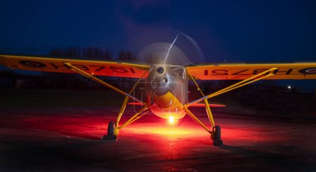 Téléchargez les photos : Breighton, Selby, Yorkshire, Royaume-Uni. Avril 2024. Avion léger avec moteur au sol après l'obscurité. - en image libre de droit