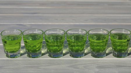 Foto de Patrón de bebida de absenta verde en el fondo de madera blanca con espacio de copia - Imagen libre de derechos