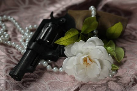 Téléchargez les photos : White beautiful rose with pearls and gun. romantic. copy space - en image libre de droit