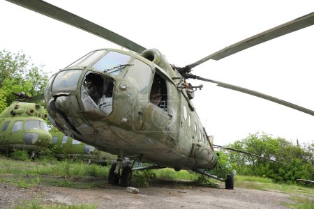 Téléchargez les photos : Abandonné hélicoptère militaire russe endommagé Mil Mi-8. copter d'air cassé - en image libre de droit