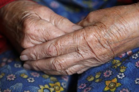 Hände der älteren Frau. Alte Frauenhände in Farbe