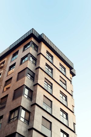 Téléchargez les photos : Highrise building with a blue sky background. Apartment residential house and home facade architecture - en image libre de droit