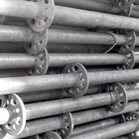 Téléchargez les photos : Tas de tuyaux en fer fond industriel. Industrie et construction - en image libre de droit