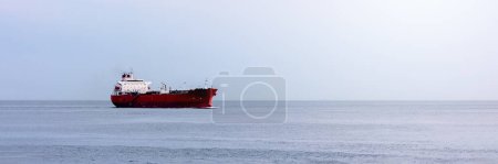 Téléchargez les photos : Grand pétrolier flottant dans l'océan. Haute mer - en image libre de droit