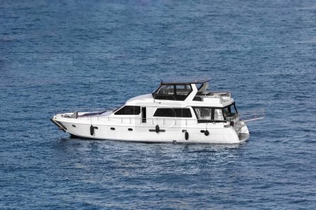 Téléchargez les photos : Bateau de vitesse à moteur yacht en pleine mer. Eau bleu profond - en image libre de droit