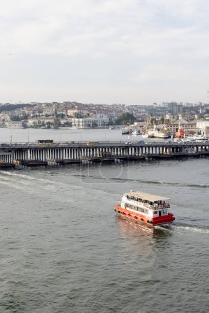Foto de Vista a Estambul desde el puente Halic. Día de verano en Turquía - Imagen libre de derechos