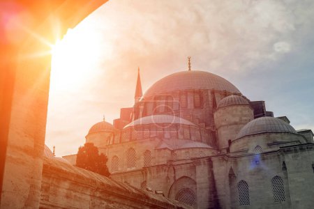 Téléchargez les photos : Mosquée Suleymaniye grande vue avec la lumière du soleil. Fond bleu ciel - en image libre de droit