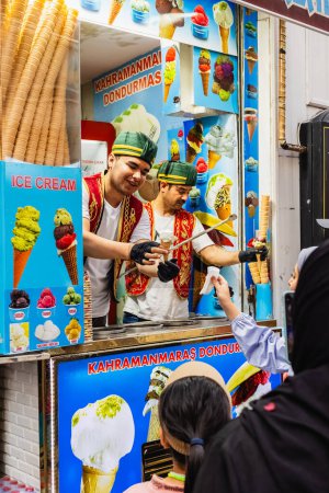 Téléchargez les photos : Beyoglu, ISTANBUL - 20 juin 2023 : Istiklal ice cream dondurma seller. Turquie street food - en image libre de droit