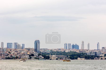 Téléchargez les photos : Vue d'Istanbul depuis le Bosphore. Paysage urbain d'été - en image libre de droit
