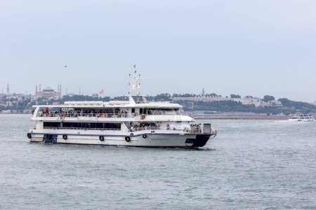 Téléchargez les photos : Istanbul City Passenger Ship. Bateau de ferry. Voyage en mer - en image libre de droit
