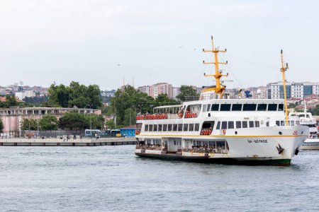 Téléchargez les photos : Turquie, Istanbul - 20 juin 2022 : Istanbul City Passenger Ship. Bateau de ferry. Voyage en mer - en image libre de droit
