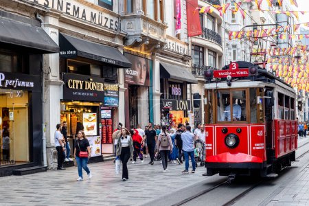 Téléchargez les photos : Taksim, Istanbul, Turquie, 20 juin 2023 : Tram vintage rouge sur Taksim Istiklal Street. Chariot rétro des transports publics urbains - en image libre de droit