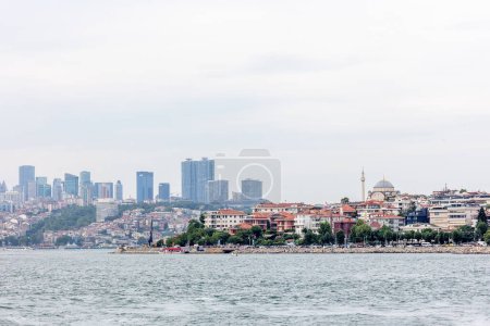 Téléchargez les photos : Vue d'Istanbul depuis le Bosphore. Paysage urbain d'été - en image libre de droit