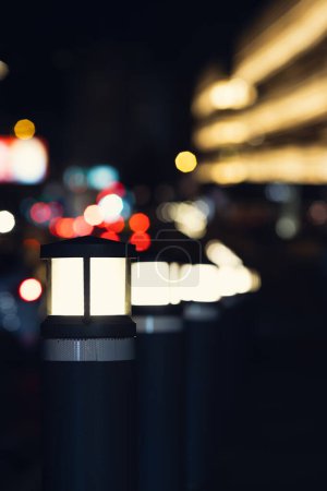 Téléchargez les photos : Lumières de ville dans la rue de nuit. Fond bleu photo - en image libre de droit