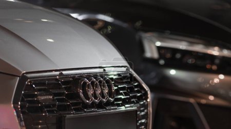 Téléchargez les photos : Istanbul, Turquie - 9 août 2023 : Logo Audi et détail du masque avant. Fabricant automobile de luxe - en image libre de droit