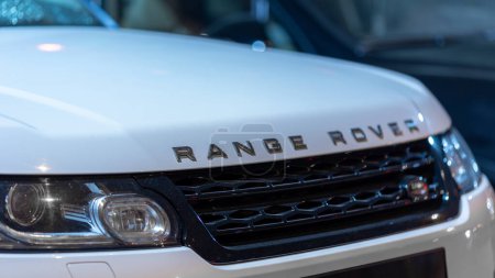 Foto de Estambul, Turquía - 9 de agosto de 2023: Range Rover. Logotipos de rejilla frontal del recinto del radiador. Vehículo utilitario deportivo de lujo de tamaño completo (SUV)). - Imagen libre de derechos