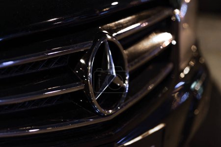 Téléchargez les photos : Istanbul, Turquie - 9 août 2023 : Mercedes Benz calandre chromée de luxe avec logo Benz star. Fabricant allemand d'automobiles de luxe - en image libre de droit