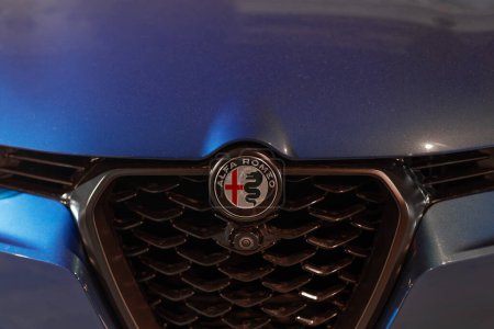Téléchargez les photos : Istanbul, Turquie - 9 août 2023 : Logo de l'Alfa Romeo. Constructeur automobile italien. Croix rouge et biscione - en image libre de droit